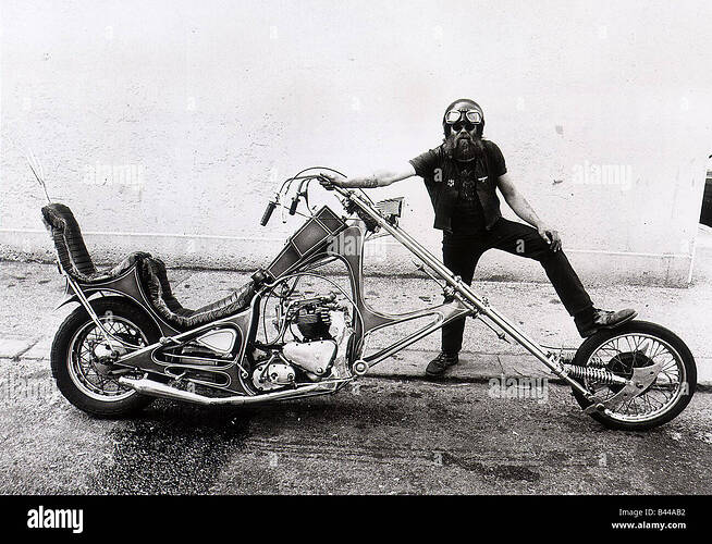 moto-custom-chopper-bike-mike-flanagan-construit-avec-son-domicile-fait-sa-moto-12-pied-de-long-faite-de-pieces-d-occasion-b44ab2